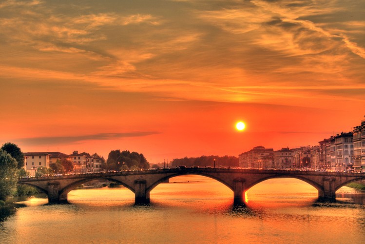 9. Florencja, Włochy. Chociaż wieczne miasto nie znalazło się w rankingu, Włochy są reprezentowane przez Florencję. Stolica Toskanii, założona jeszcze przed naszą erą, jest przede wszystkim kolebką renesansu. Znajduje się tu m.in. Galeria Uffizi, która przyciąga nie tylko koneserów sztuki, ale tłumy turystów, którzy chcą zobaczyć dzieła Leonarda da Vinci, Michała Anioła, Rafeala, Caravaggia i Rembrandta, czy Rubensa.  Fot. Francisco Caravana