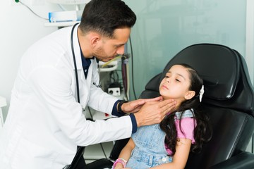 Rekedt vagy máshogyan cseng a gyereke hangja? Az orvos elmondja, mi okozhatja