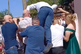 Snimak VANDALSKOG ponašanja svatova u Makedoniji je ŠOK DANA: Došli po mladu, pa RAZVALILI KAPIJU, a onda uradili nešto zbog čega je krv Balkanaca PROKLJUČALA