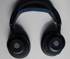 Takiej funkcji inne słuchawki nie mają. Recenzja SteelSeries Arctis Nova 5P