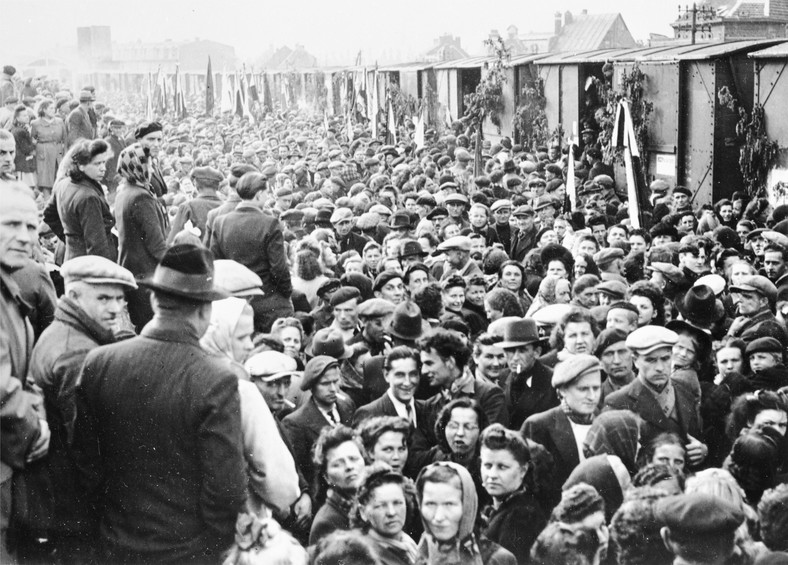 Francja 1946. Polscy repatrianci, m.in. górnicy z kopalni Fougures Lens, wyjeżdżający do kraju