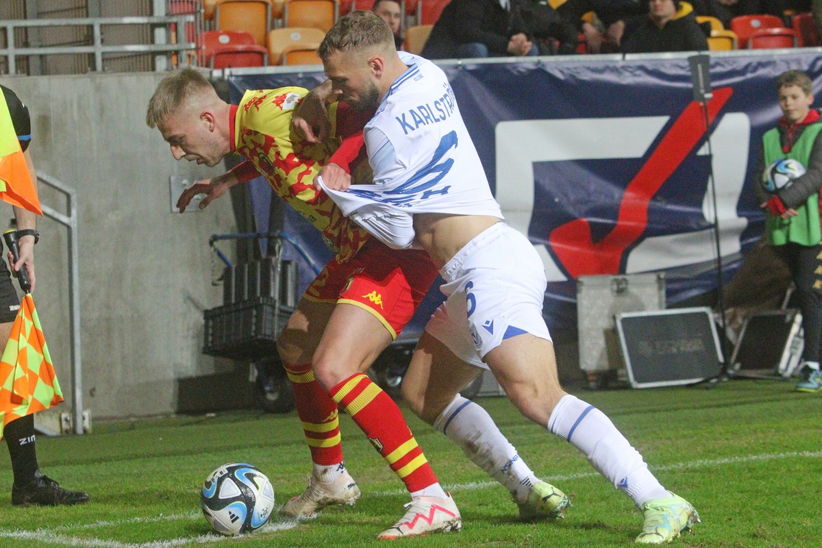 Zawodnik Jagiellonii Białystok Mateusz Skrzypczak (L) i Jesper Karlstroem (P) z Lecha Poznań podczas meczu 21. kolejki piłkarskiej Ekstraklasy