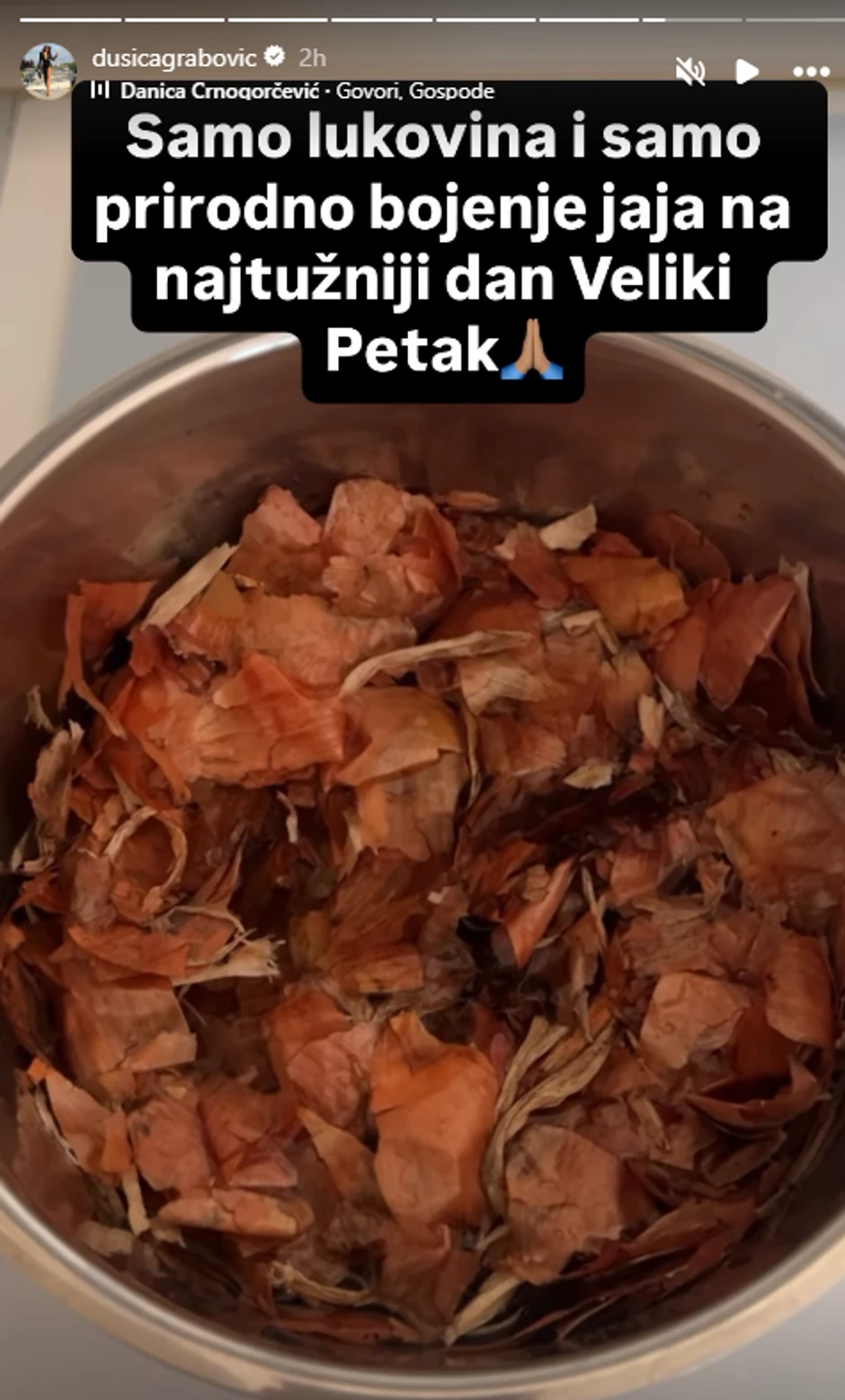 Dušica farba jaja u lukovini