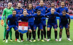 Holendrzy zlicytują koszulki na rzecz robotników w Katarze