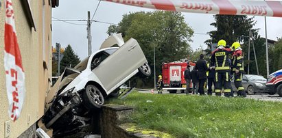 O krok od tragedii. Samochód wbił się budynek mieszkalny w Dobrym Mieście