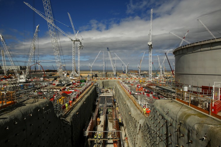 Na obszarze obejmującym 245 boisk piłkarskich Electricite de France SA buduje pierwszą, od ponad 20 lat, elektrownię jądrową w Wielkiej Brytanii. Przy projekcie zatrudnionych jest 4,5 tys. osób. Koszt inwestycji ma zamknąć się kwotą 22,5 miliarda funtów (28 miliardów dolarów).