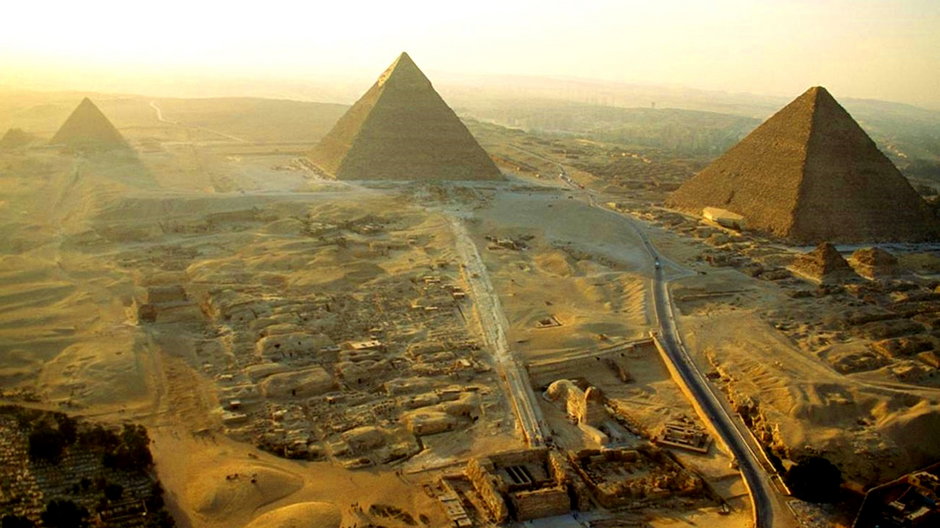 Kompleks piramid w Gizie widziany z powietrza (wikipedia).