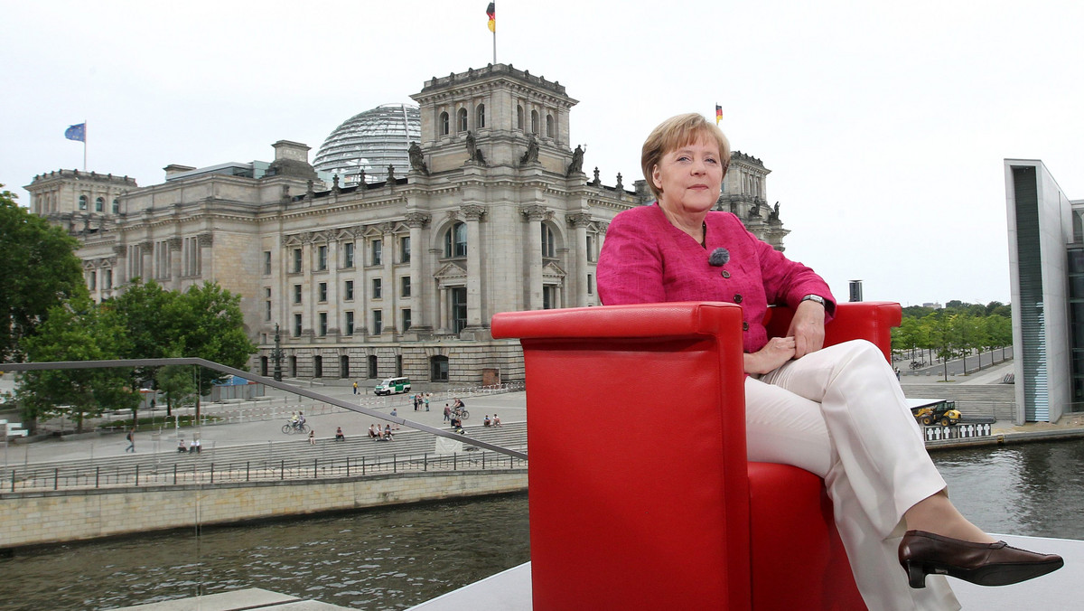 Popularność niemieckiej kanclerz Angeli Merkel spadła do najniższego poziomu od 2006 r. - wynika z opublikowanego dzisiaj sondażu ośrodka Forsa dla tygodnika "Stern".
