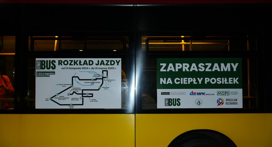 Osoby, które chcą skorzystać z usług Streetbusa, mogą po prostu przyjść na przystanek i wsiąść do pojazdu.