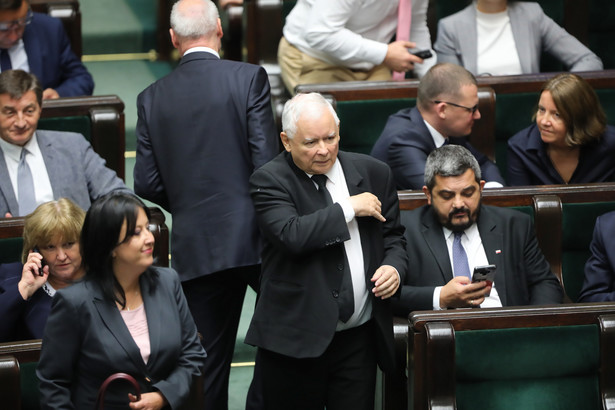 Warszawa, 17.09.2020. Prezes PiS Jarosław Kaczyński (C) na sali obrad podczas drugiego dnia posiedzenia Sejmu, 17 bm. w Warszawie. Posłowie podczas głosowań mają zdecydować m.in. o losach projektu zmian w ustawie o ochronie zwierząt. (amb) PAP/Wojciech Olkuśnik