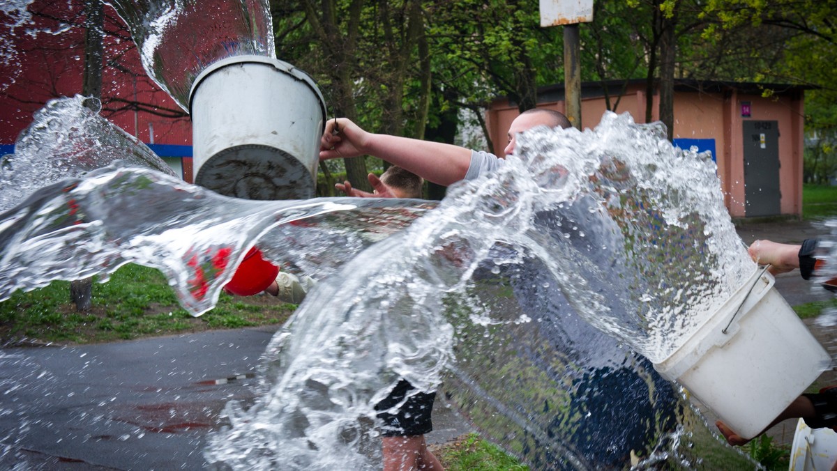 Kilka sygnałów o oblewaniu wodą w Łodzi przechodniów przez grupy młodzieży odebrała w lany poniedziałek policja. 63-letnia kobieta idąca chodnikiem została oblana wodą wylaną przez okno w bloku. Kobieta tak się zdenerwowała, że pomocy musiało jej udzielić pogotowie. - Po sygnałach w te rejony wysłano patrole policji, co znacznie studziło chuligańskie zapędy, które nie mają nic wspólnego z tradycją. Młodzi ludzie byli pouczani przez policjantów - powiedziała podinsp. Joanna Kącka z łódzkiej policji.