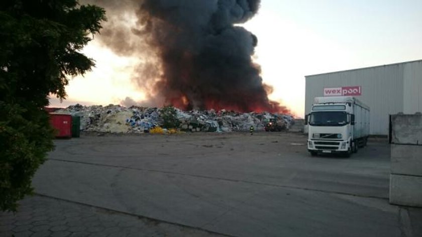 Gigantyczny pożar wysypiska śmieci w Dąbrówce Wielkopolskiej