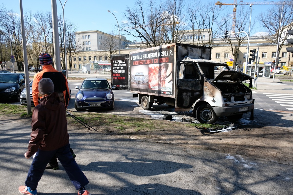 Spalona furgonetka antyaborcyjna