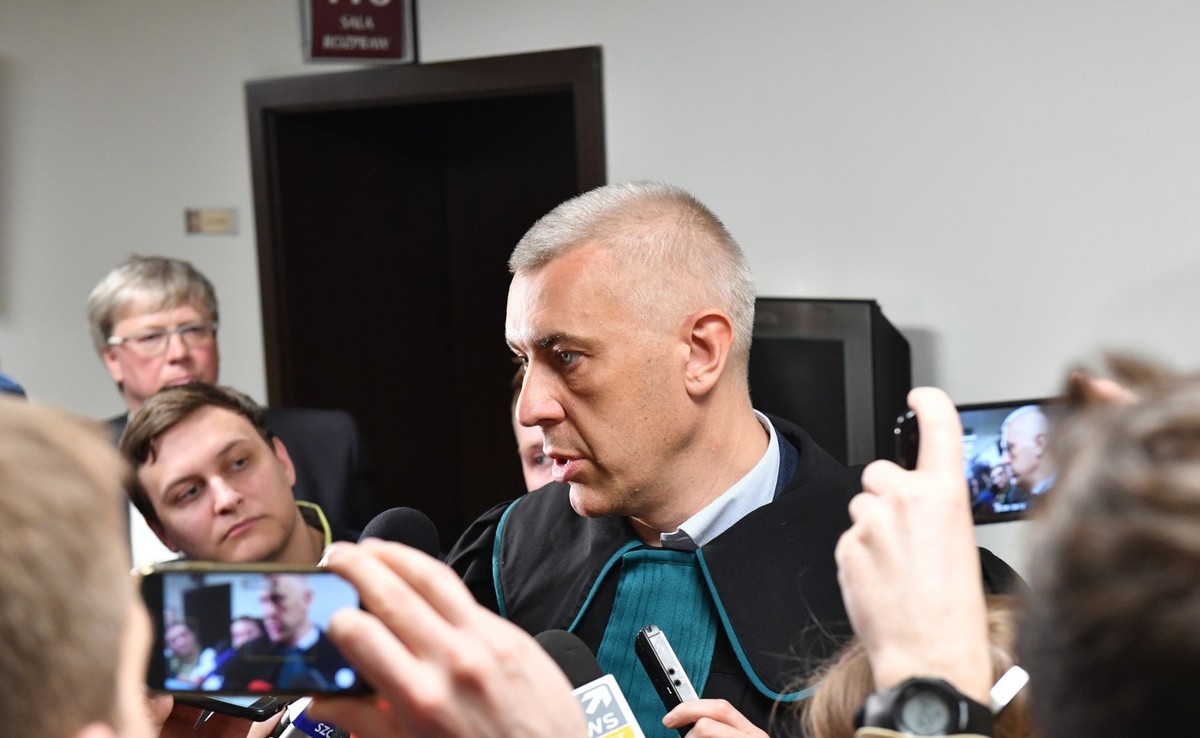 "Myślę, że w zażaleniu na decyzję sądu, znajdzie się przede wszystkim zarzut dotyczący tego, że sąd uznał za uprawdopodobnione czyny zarzucone posłowi Gawłowskiemu. Z akt, które analizowałem przez dziewięć godzin, wynika, że te czyny są kompletnie nieuprawdopodobnione"- Roman Giertych, obrońca Stanisława Gawłowskiego