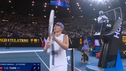 Igi Świątek problemy ze spódniczką - to co zrobiła uchwyciły kamery. Zeszła z kortu i wróciła odmieniona