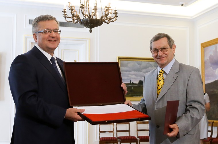 Brytyjski historyk prof. Norman Davies i Prezydent Bronisław Komorowski podczas uroczystości wręczenia prof. Daviesowi aktu nadania polskiego obywatelstwa