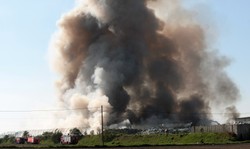 Pożar sortowni śmieci w Dąbrówce Wielkopolskiej. Zarządzono ewakuację