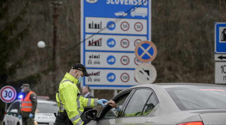 Meghosszabbították az ideiglenes határellenőrzést a szlovák-magyar határon / Fotó: MTI/Komka Péter