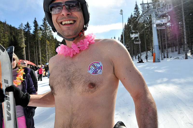 Słowacja - Zjeżdżali na nartach w bikini i kapielówkach