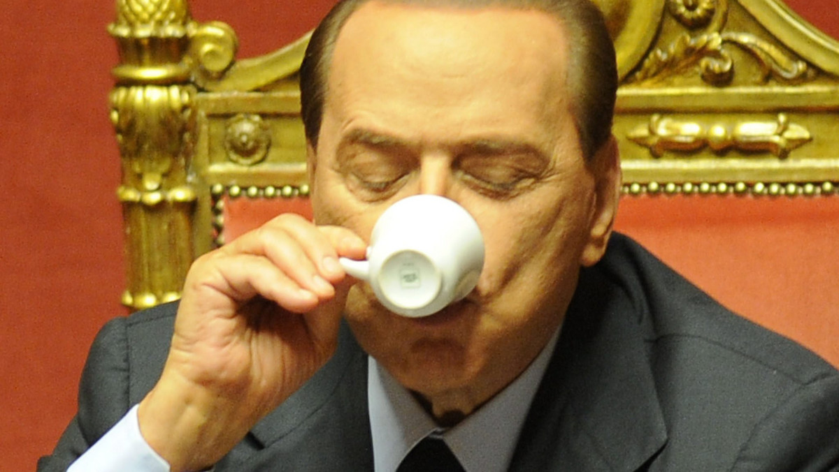 Włoska Izba Deputowanych odrzuciła trzema głosami przewagi wniosek o wotum nieufności dla centroprawicowego rządu Silvio Berlusconiego. Za wnioskiem, złożonym przez centrolewicową opozycję, głosowało 311 deputowanych. Przeciw wnioskowi było 314 parlamentarzystów.