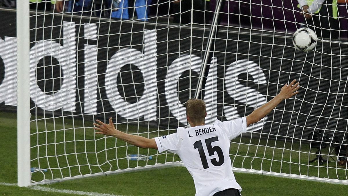 Zanosi się na to, że ani Lars Bender, ani Javi Martinez nie wzmocnią tego lata Bayernu Monachium. Prezydent klubu Uli Hoeness zdradził, że zaprzestał działań w celu sprowadzenia tych piłkarzy na Allianz-Arena.