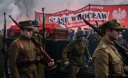 "Wypięcie sygnału wozu TVN i życzliwa rada, żeby sobie pojechał". Co się działo na pogrzebie Łupaszki?