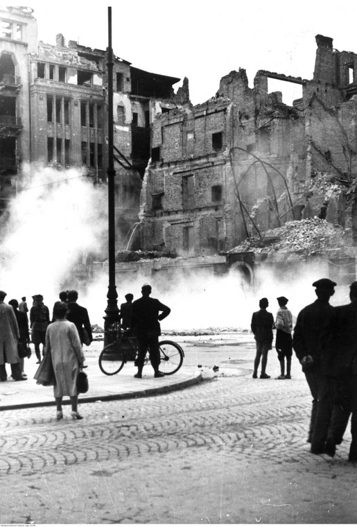 Warszawa, 1946 r. Wyburzanie zniszczonych budynków - ul. Jasna. Widoczna kamienica Stanisława i Izydora Seydenbeuthlów