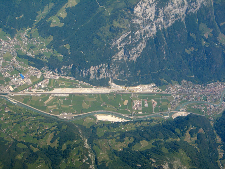 Budowa tunelu Gotthard Base Tunnel w Szwajcarii - widok z lotu ptaka. Fot. commons.wikimedia.org, KlausFoehl, Creative Commons Attribution-Share Alike 3.0 Unported