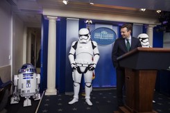 R2-D2 w Białym Domu. Świat oszalał na punkcie 'Gwiezdnych wojen' [NAJLEPSZE ZDJĘCIA]