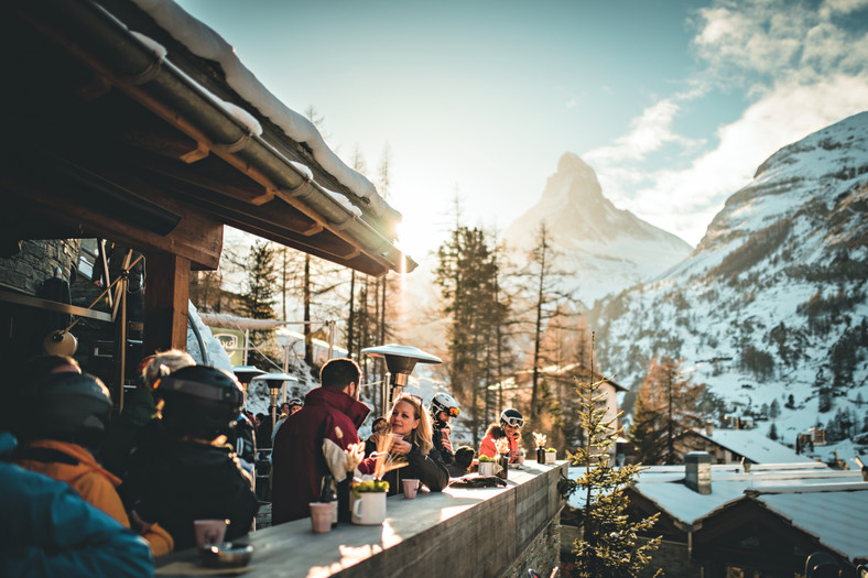 Po stoku wizyta w lokalnej knajpce czy barze to obowiązek każdego narciarza czy snowboardzisty; tutaj akurat w Zermatt z widokiem na Matterhorn