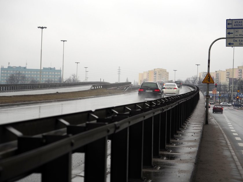 Wypadek w Łodzi. Mustang spadł z wiaduktu. W środku ojciec z dzieckiem