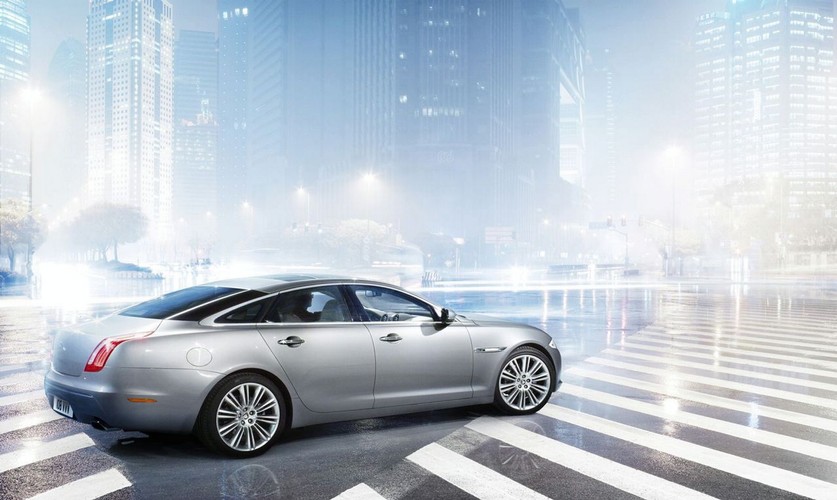 Do wyboru producent stawia jeden z czterech silników - wszystkie współpracują z sześciostopniową automatyczną skrzynią biegów sterowaną elektronicznie za pośrednictwem dźwigni JaguarDrive Selektor lub przycisków zamontowanych w kierownicy