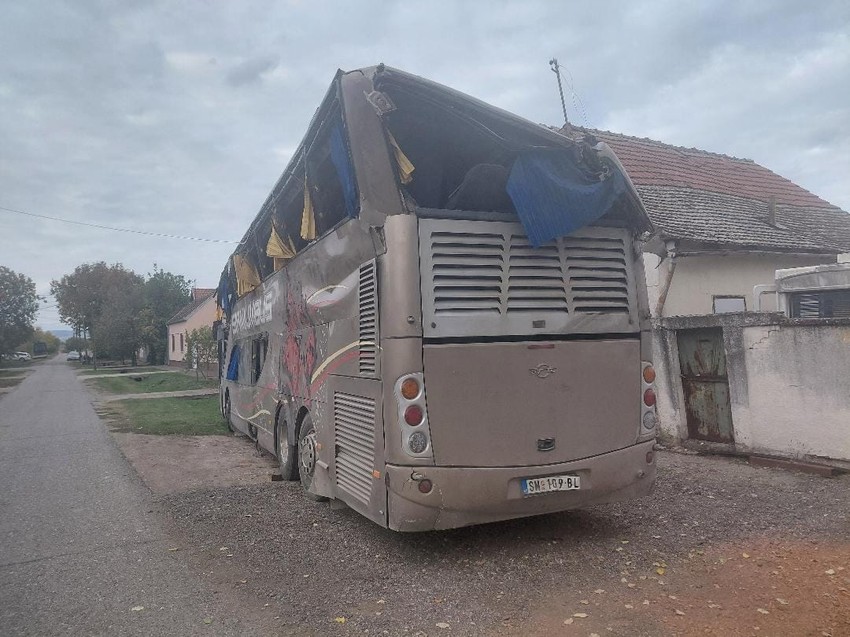 Autobus nakon nesreće u Sremskoj Mitrovici
