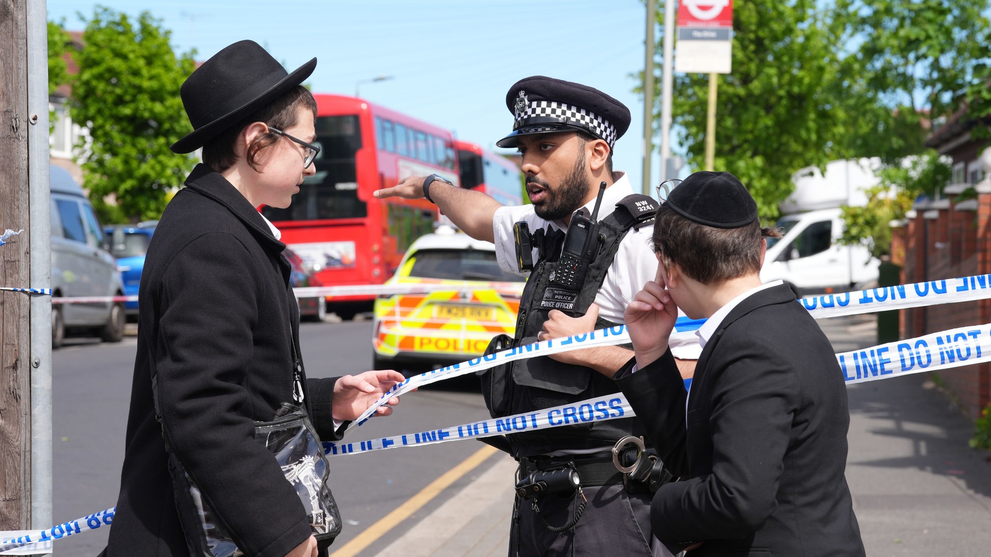 Muž v židovskej štvrti Londýna pobodal dvoch ľudí, zvýšili úroveň teroristickej hrozby.