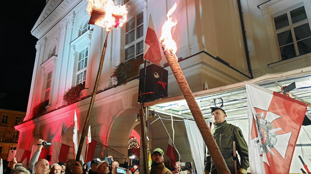 Kalisz. Spalenie "Statutu kaliskiego" podczas marszu niepodległości