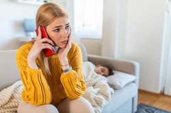 Ta popularna infekcja ma mylną nazwę i paskudne objawy. Kiedy trzeba wezwać lekarza?