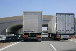 Koniec z wyprzedzaniem się ciężarówek na polskich drogach?