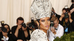 MET Gala 2018: Rihanna w papieskim nakryciu głowy?