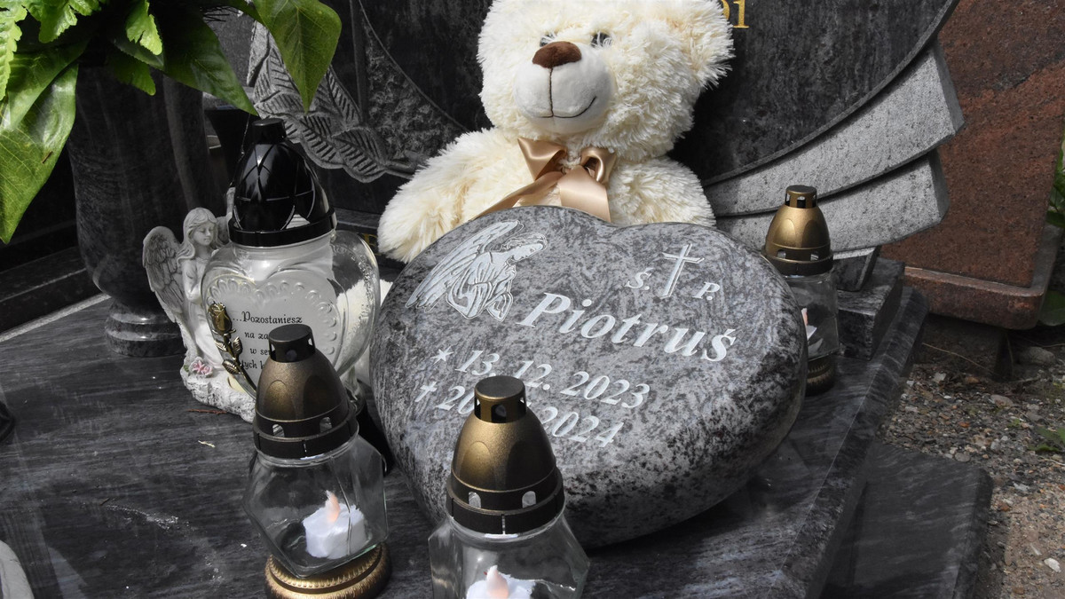 Przybrana mama odwiedziła grób zabitego Piotrusia z Przemkowa. Serce pęka na miliony kawałków