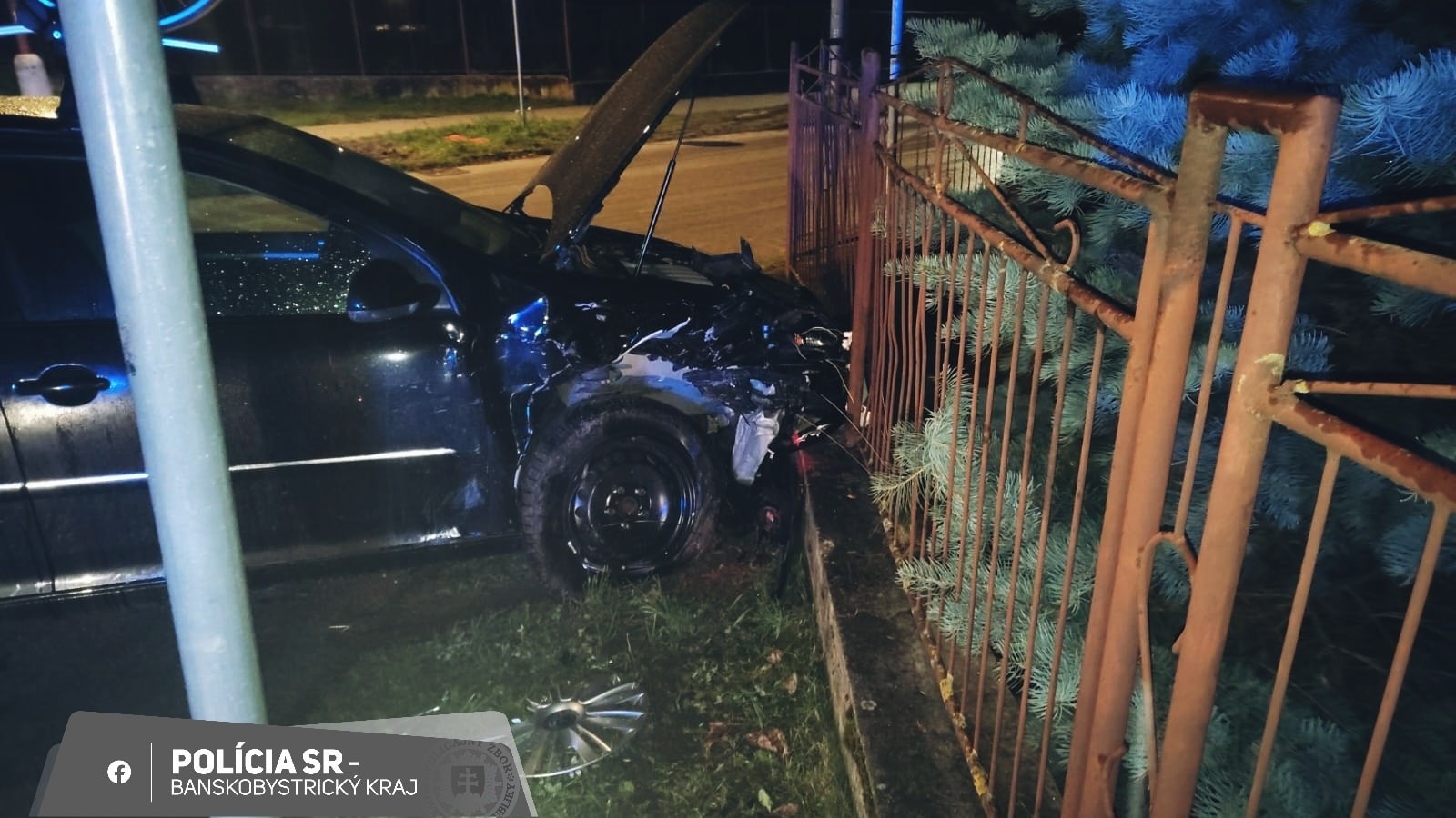 Nehoda sa stala v piatok (21.11.), v neskorých večerných hodinách, v križovatke ulíc Tomášikova a A. Hlinku v Revúcej.