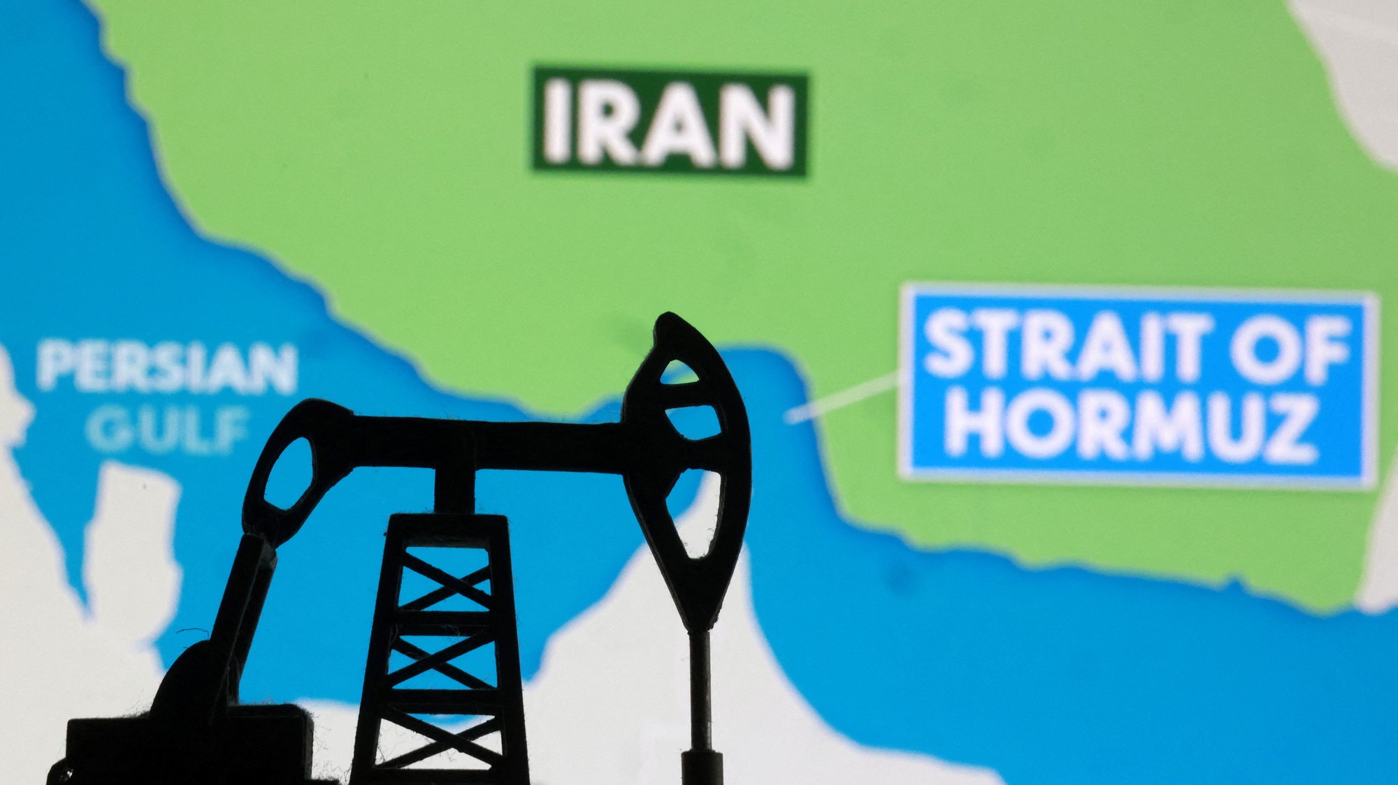 3D zdvihák ropného čerpadla a mapa zobrazujúca Hormuzský prieliv a Irán