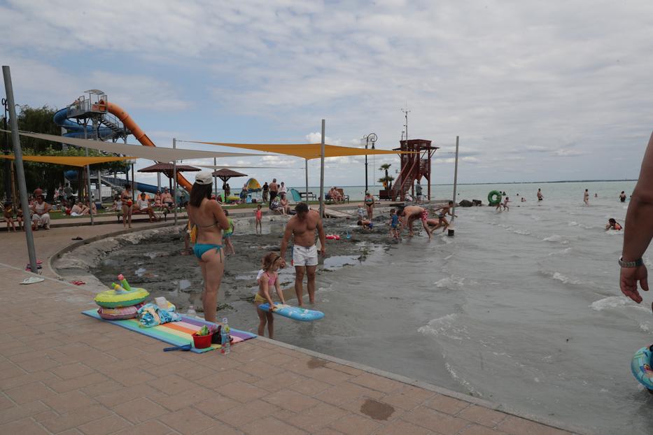 A Balaton töretlenül népszerű, de jobb felkészülni a borsos árakra /Fotó: Grnák László