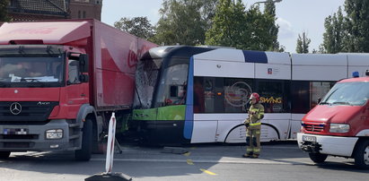 Dramatyczny wypadek w Szczecinie. Tramwaj zderzył się z ciężarówką. Strażacy uratowali życie motorniczemu!