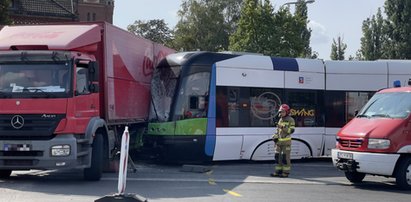 Dramatyczny wypadek w Szczecinie. Tramwaj zderzył się z ciężarówką. Strażacy uratowali życie motorniczemu!