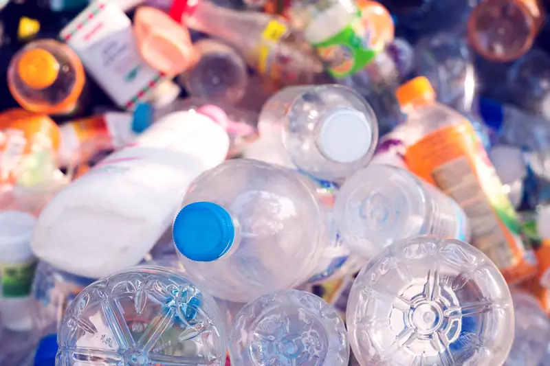 Duża część odnalezionego plastiku związana jest m.in. z produkcją napojów