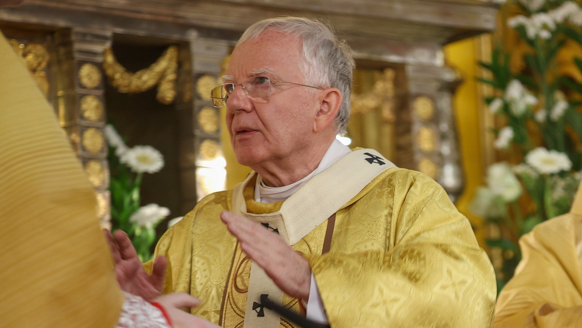 Abp Jędraszewski mówi o "pomordowanych" pod Smoleńskiem. Są reakcje