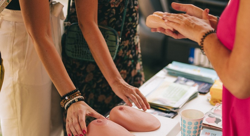 W ramach programu przewidziano m.in. indywidualną edukację zdrowotną (uczestniczki otrzymają instruktaż samobadania piersi), wsparcie dietetyczne i skierowanie na mammografię.