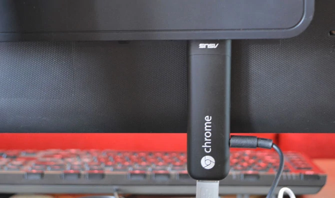 Chromebit podłączony do gniazda HDMI w telewizorze