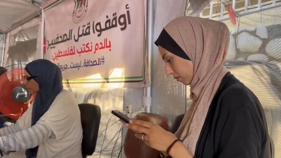 Novinari rade u šatoru Palestinskog sindikata novinara. „Osećamo da smo stalna meta", kaže za BBC sekretar sindikata Ahed Farvan | Foto: BBC