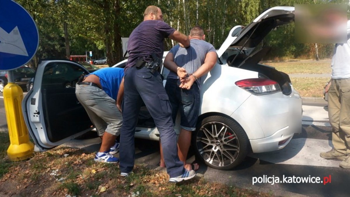 Policjanci z wydziału antynarkotykowego wspólnie z celnikami rozpracowali handlarza dopalaczami. Podczas akcji funkcjonariusze przejęli ponad kilogram dopalaczy. Do aresztu trafił 35-letni mieszkaniec Myszkowa.